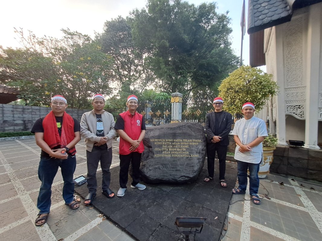 Delegasi USAMA Sirnarasa Ziarah ke Makam Bung Hatta, Menautkan Nilai Kebangsaan dengan Visi Pendidikan Abah Aos QS